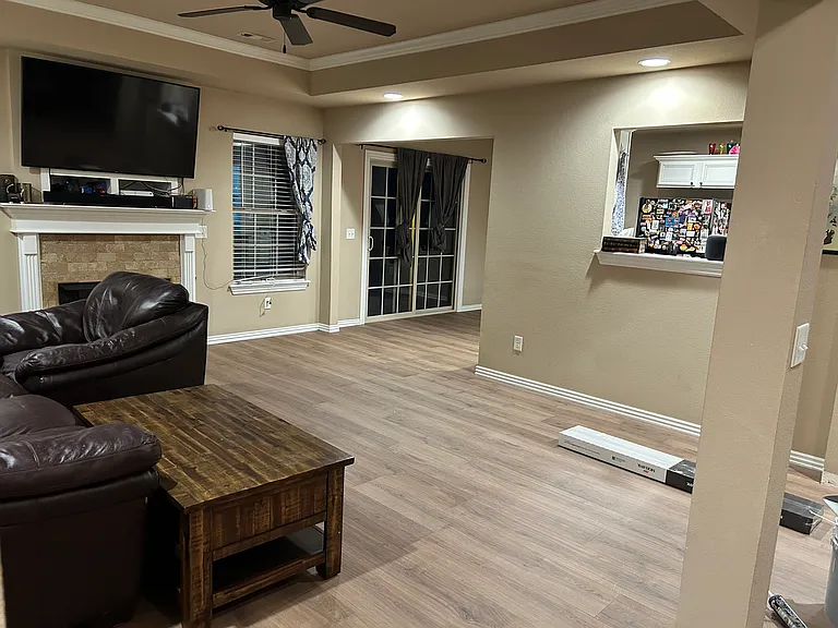 811 E Asher Dr — Photo 2