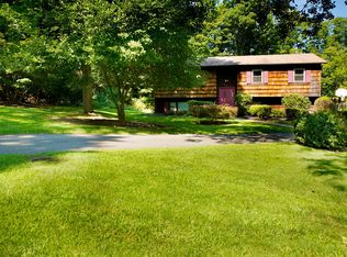 10 Red Oak Ln, Spring Valley, NY 10977