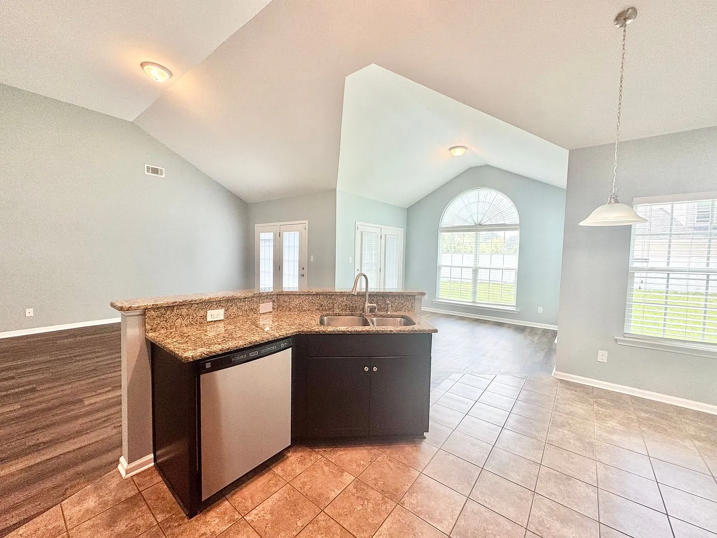 Beautiful Traditional Brick--4-bedroom, 2-bathroom home located in the heart of Savannah, GA. — Photo 3