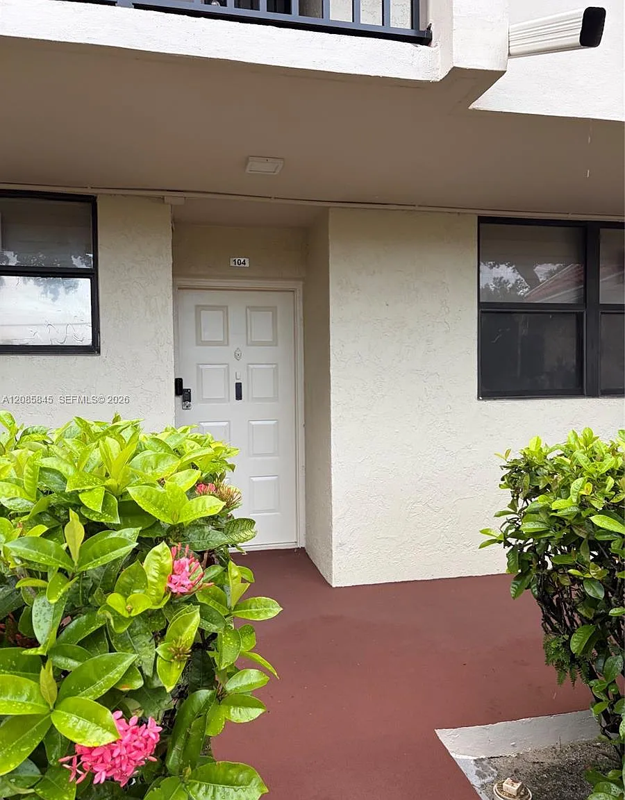 111 Lake Emerald Dr — Photo 4