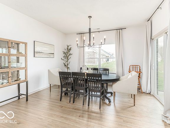 5th image of 561 Riviera Pl