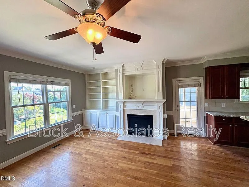 4 bed, 2.5 bath, 2400 sqft, $2,495 — Photo 2