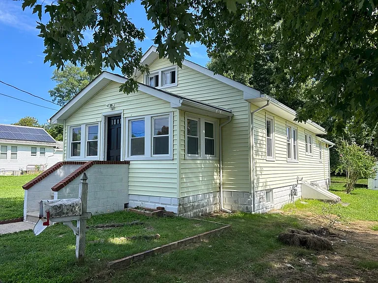 148 Charles Ave — Photo 9
