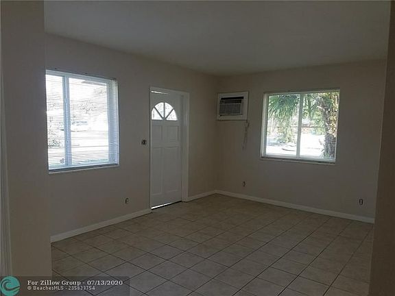 5th image of 300 SW 10th St #300