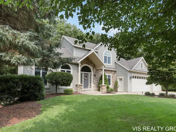 19034 Sioux Dr, Spring Lake, MI 49456