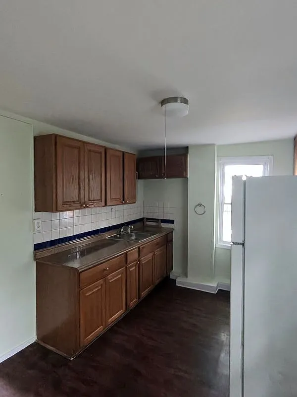 3 bed, 1.0 bath, 1122 sqft, $2,250 — Photo 4