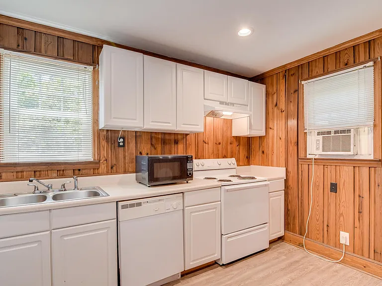 709 Hickman Rd — Photo 6