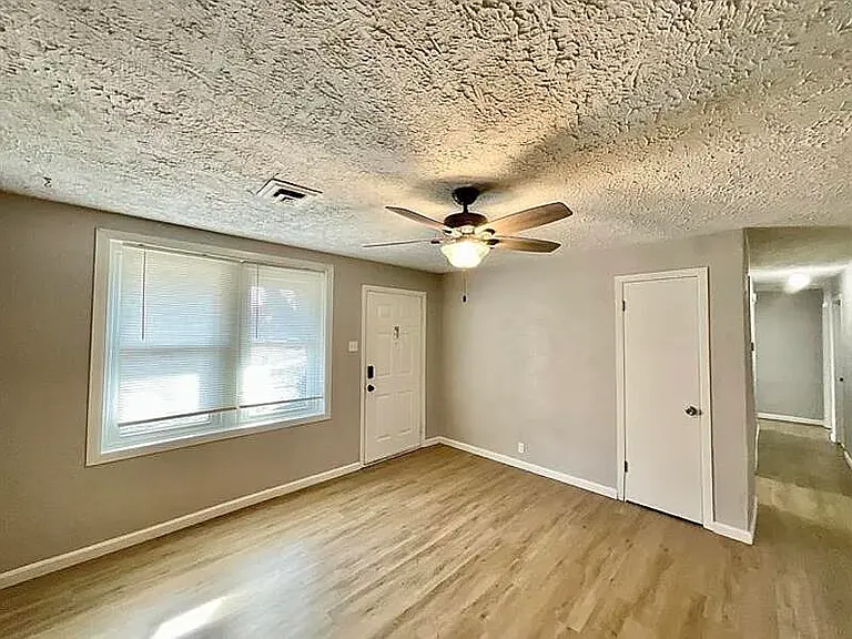 130 Susan Ct — Photo 5