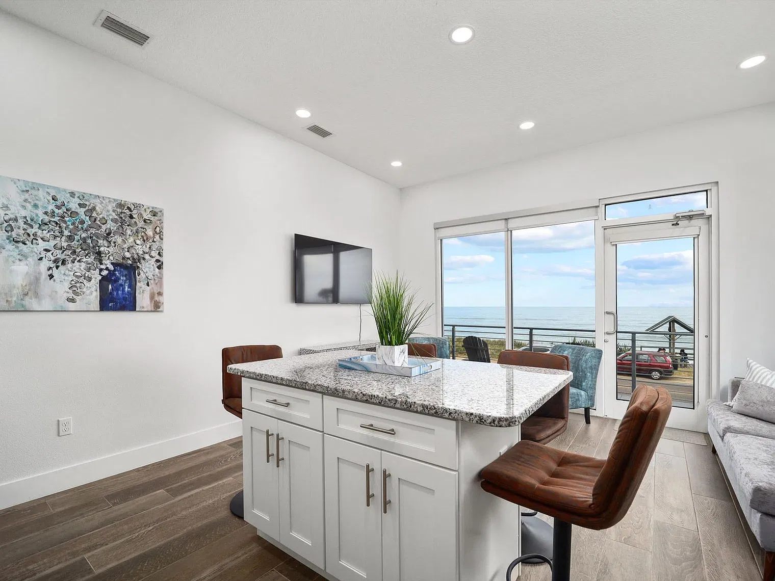 2 bed, 2.0 bath, 1345 sqft, $5,877 — Photo 3