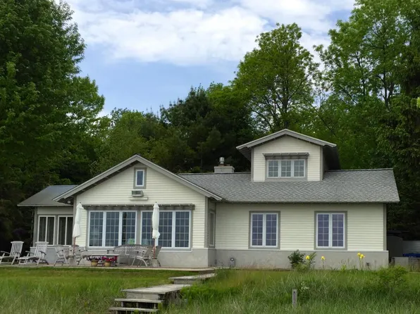 N1345 Cottage Dr, Oostburg, WI 53070