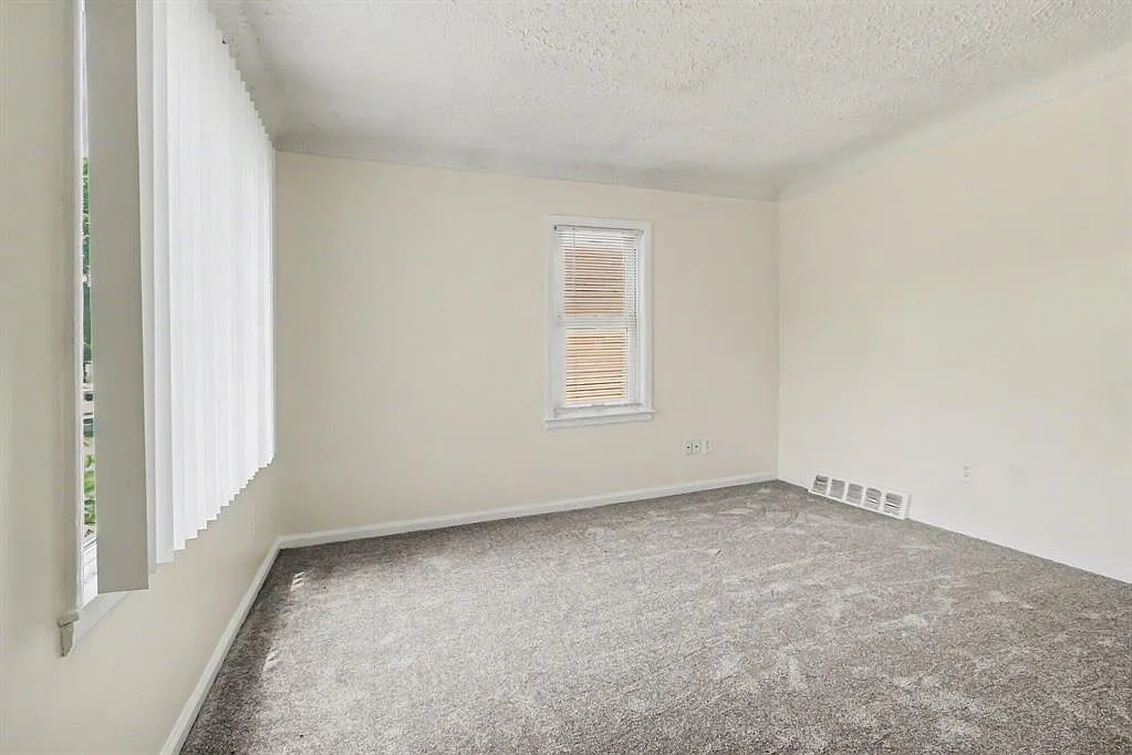 3 bed, 960 sqft, $1,700 — Photo 3