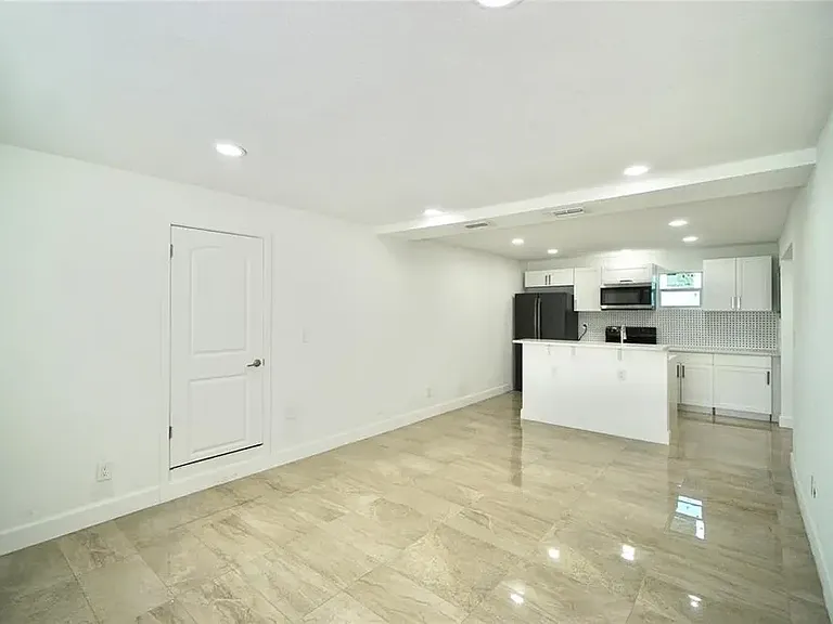 2205 A E Isaacs Ave W — Photo 6