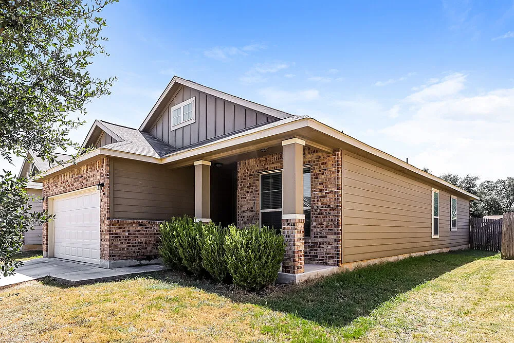 3 bed, 2.0 bath, 1600 sqft, $1,670 — Photo 3