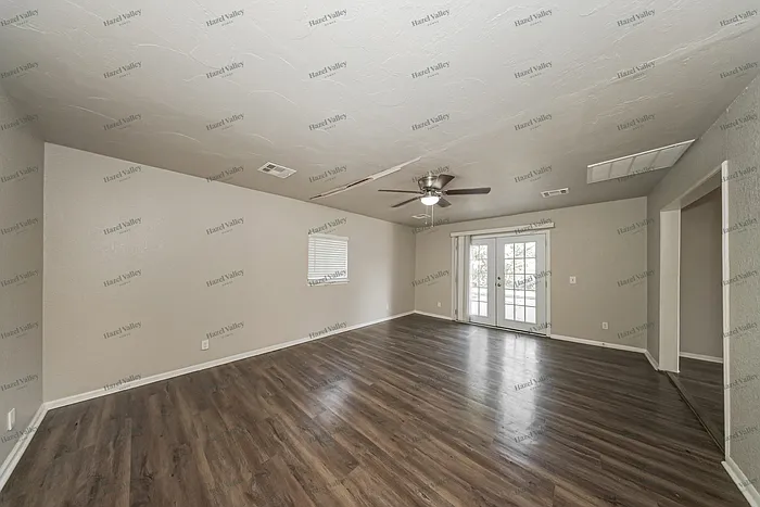 912 Craig Dr — Photo 3