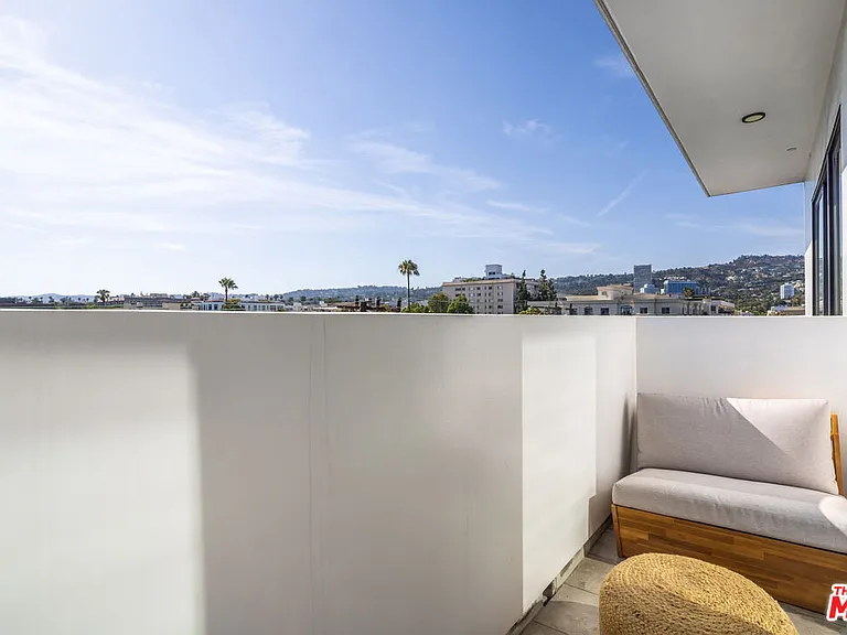 137 N Doheny Dr #4 — Photo 30