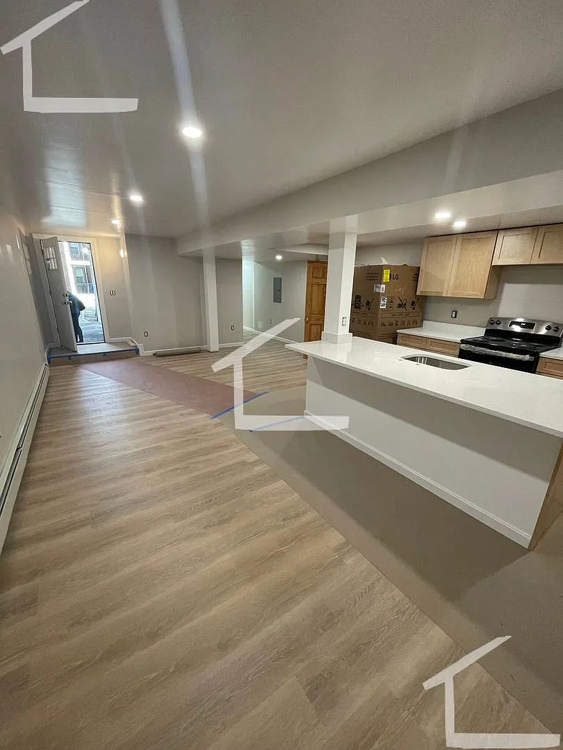 Huge 4 bed in Brookline — Photo 2