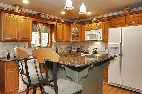 Granite Eat-in-Kitchen