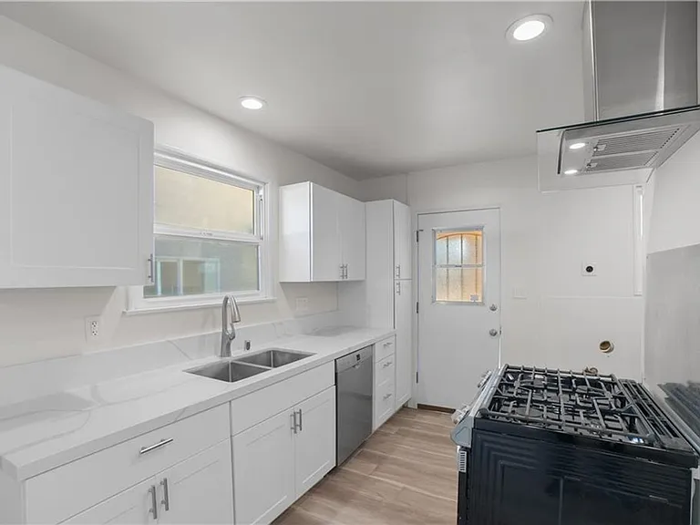 7400 Cozycroft Ave — Photo 2