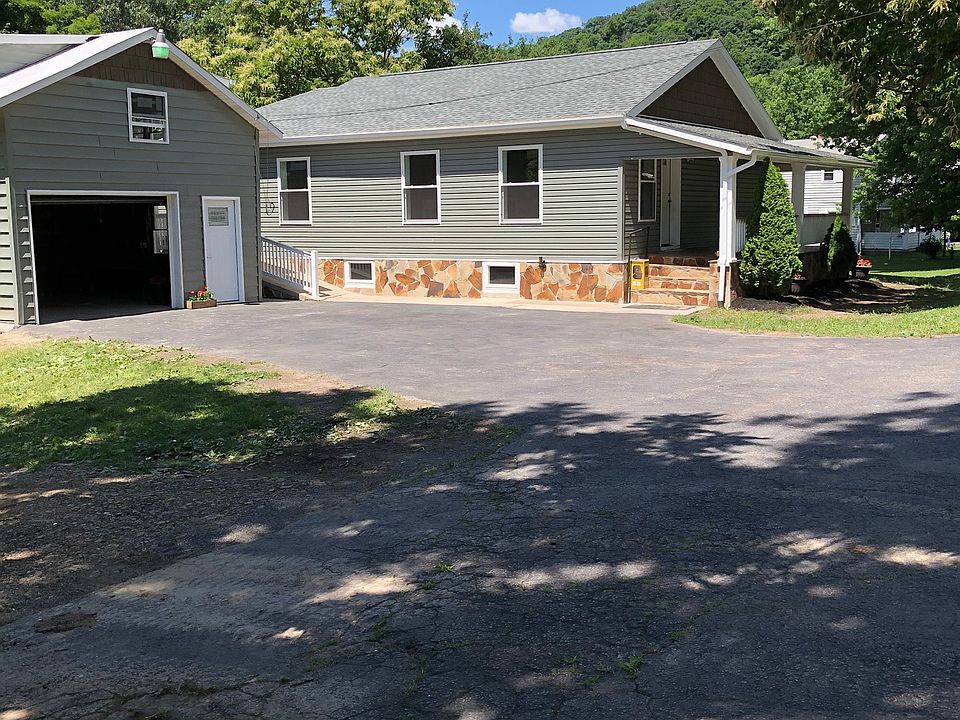 Vinyl Siding with Real Stone