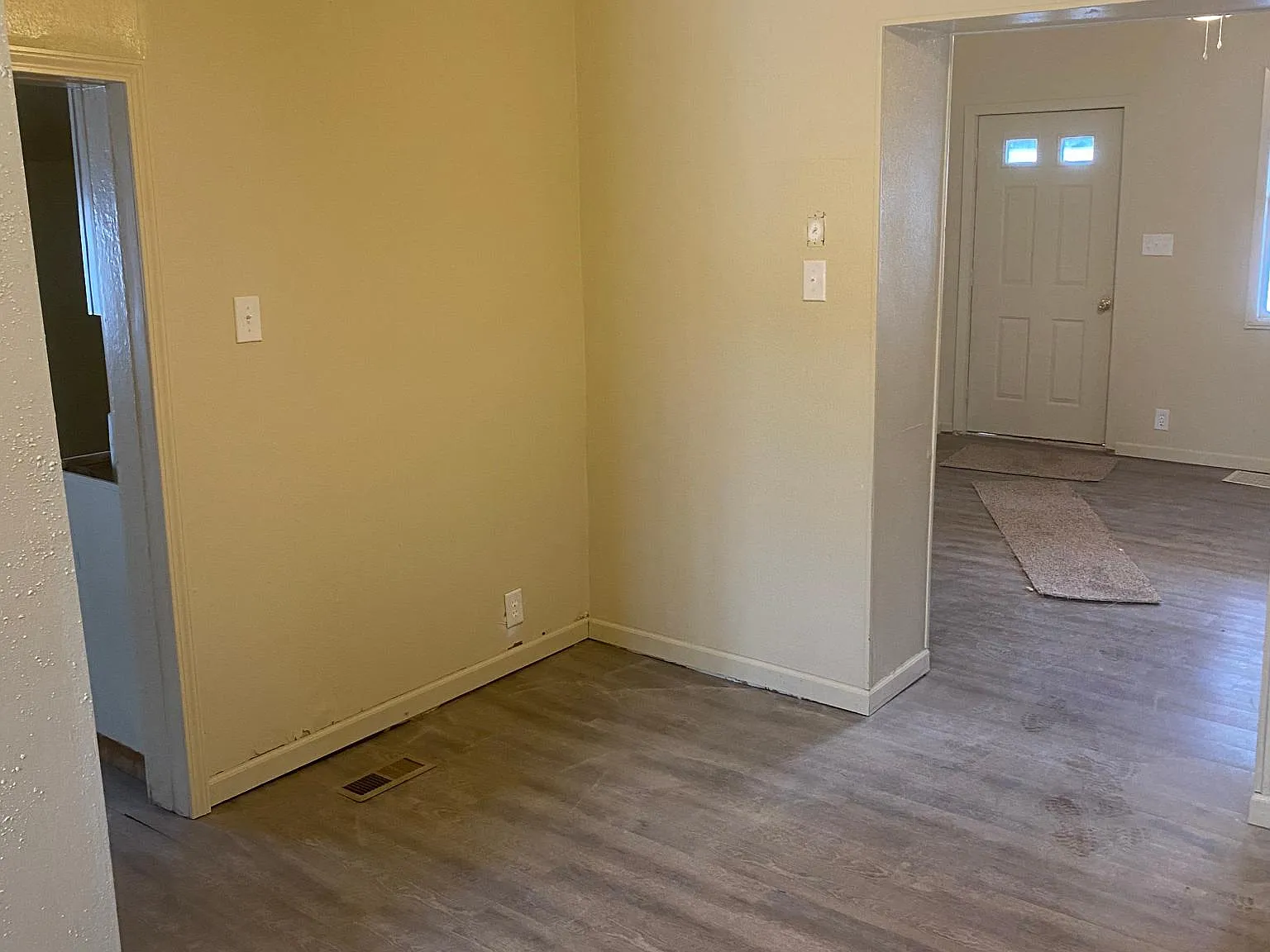 3 bed, 942 sqft, $950 — Photo 2