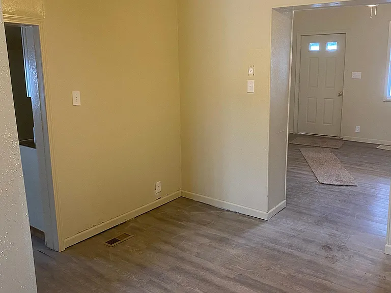 214 E Berry St — Photo 2
