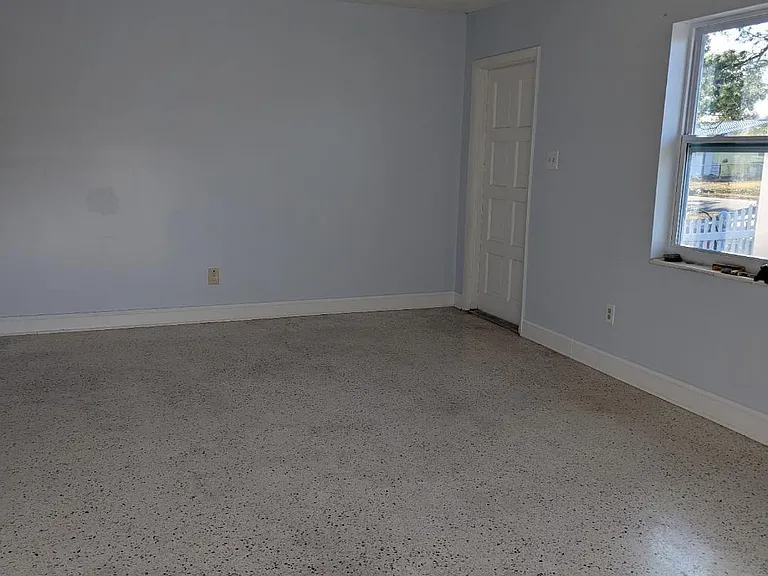 2736 Seneca Ave — Photo 10