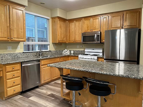 3rd image of 1422 Sandhill Dr
