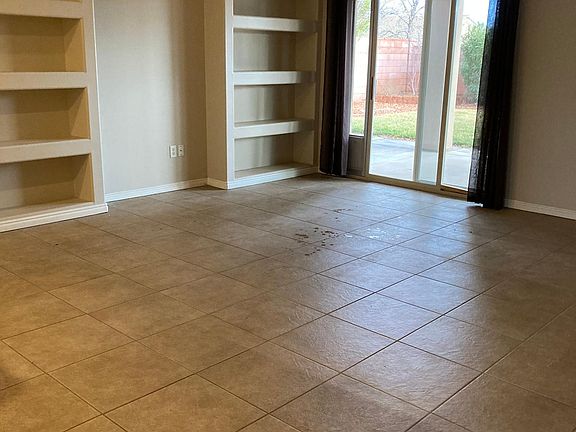 Bookshelves and fireplace in frontroom
