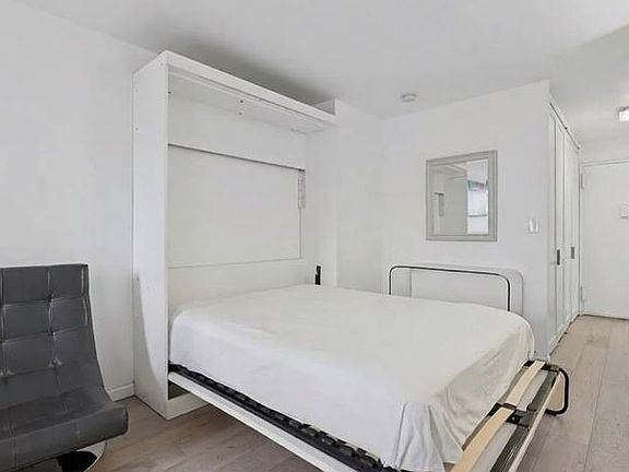 4th image of 165 W 66th St APT 2L