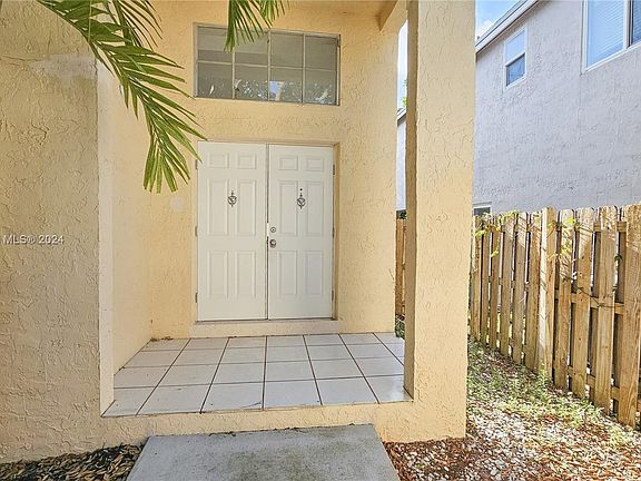 3rd image of 2836 River Run Cir W