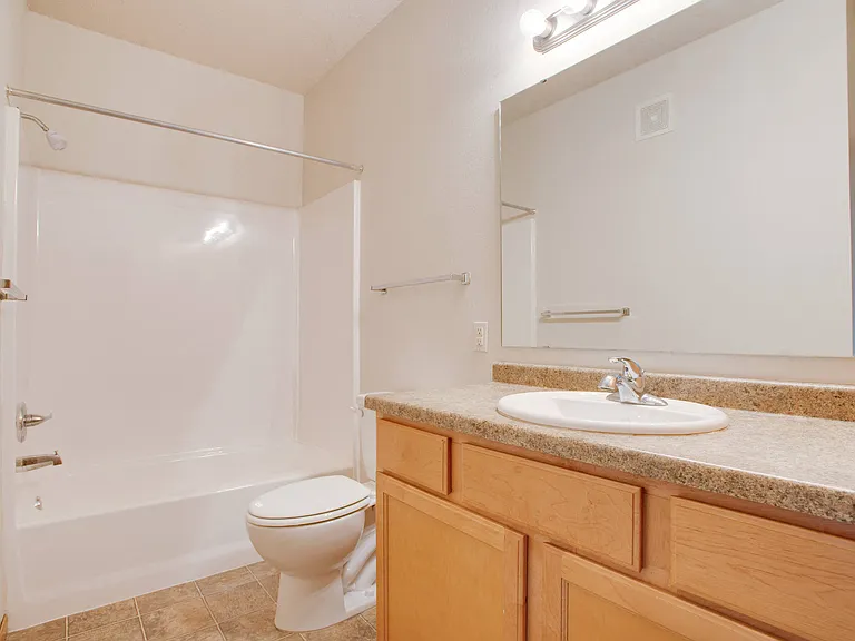 Lakestone Apartments Bathroom