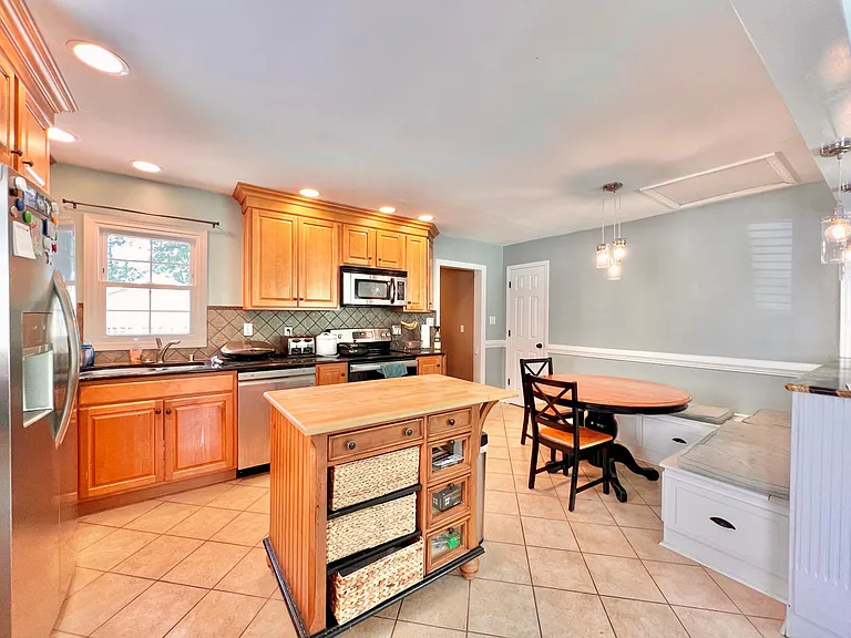323 E Lowry Ln — Photo 3