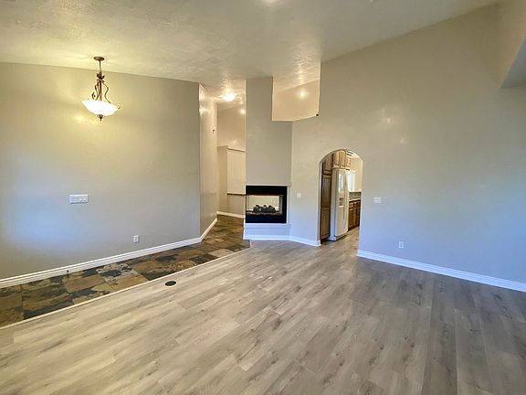 5th image of 1109 E Majestic Dr
