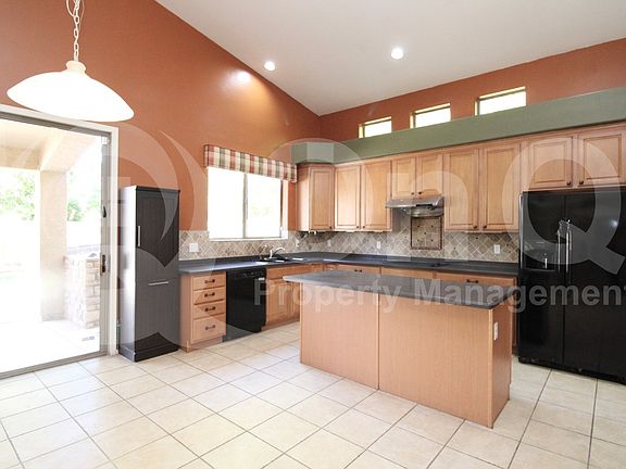 5th image of 2290 W Maplewood St