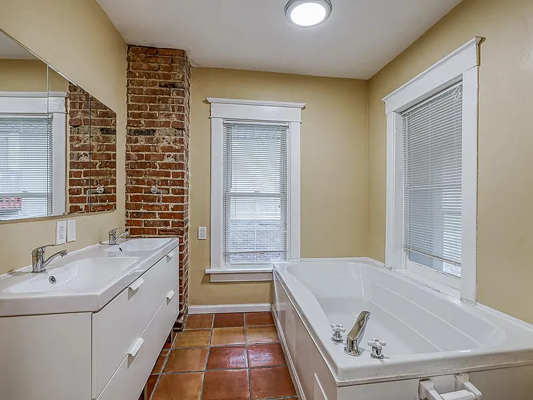 Master Bath with double vanity - 2nd floor