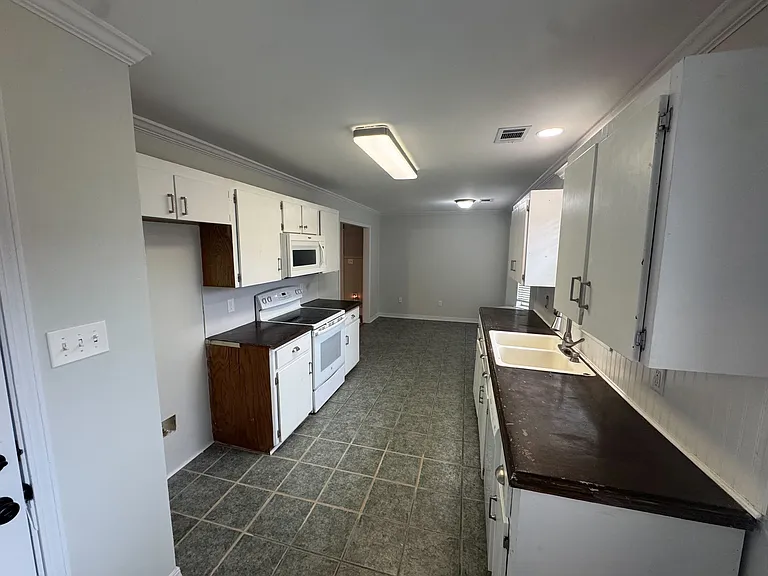 303 Ray St — Photo 4