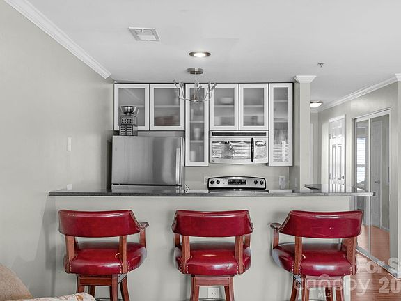 5th image of 513 N Graham St Unit 2E