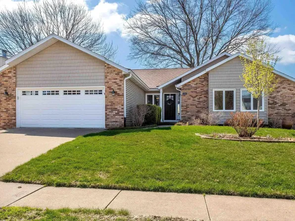 2535 Chesterfield Dr, Bettendorf, IA 52722