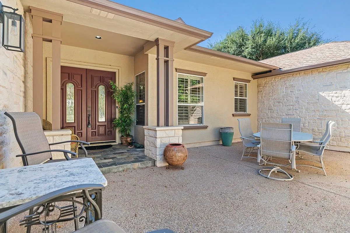 3 bed, 3.5 bath, 2980 sqft, $3,300 — Photo 3