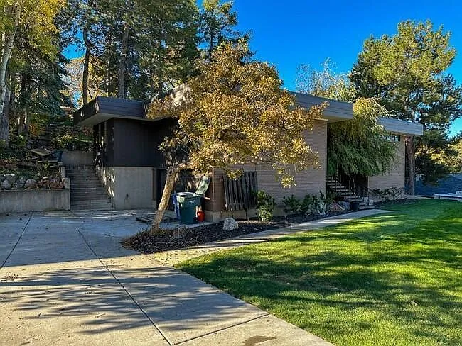 1543 Oakcrest Dr — Photo 1