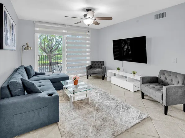 214 Villa Cir, Boynton Beach, FL