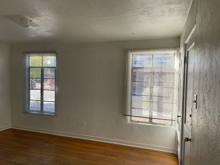 Charming & Totally Updated 1 Bedroom Apartment Downtown — Photo 5
