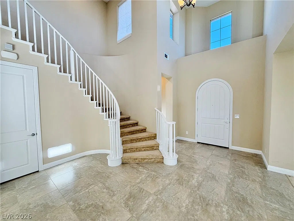 5 bed, 4.5 bath, 4250 sqft, $7,995 — Photo 4