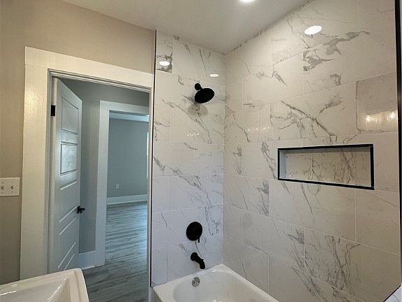 4th image of 816 W 52nd Street