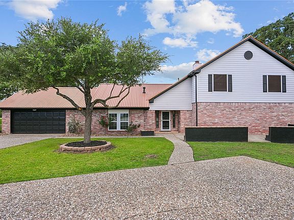 2nd image of 2711 Pinehurst Cir