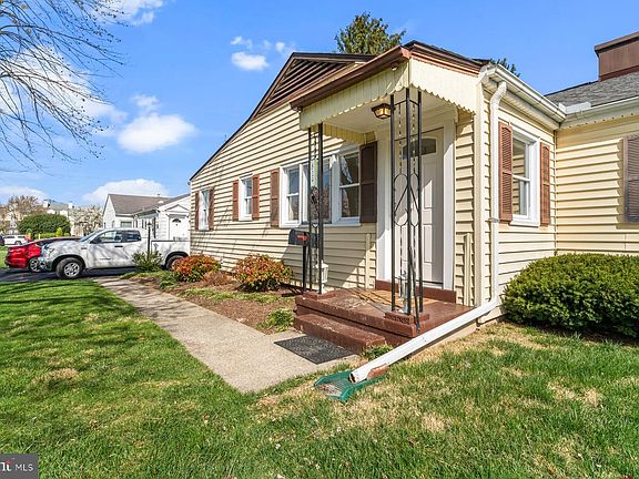 4th image of 814 Montclaire Ave