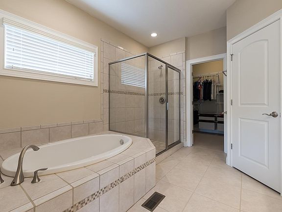 2nd image of 2814 Rosella Ave