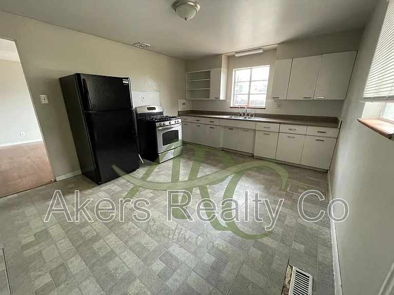 2210 Court St — Photo 5