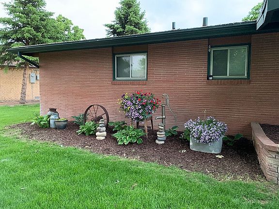 2nd image of 214 E Circle Dr