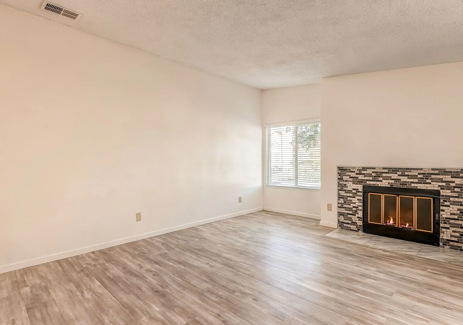 Spacious 3-Bedroom Townhouse in the Aborn/Evergreen Area $3,800/Month — Photo 4